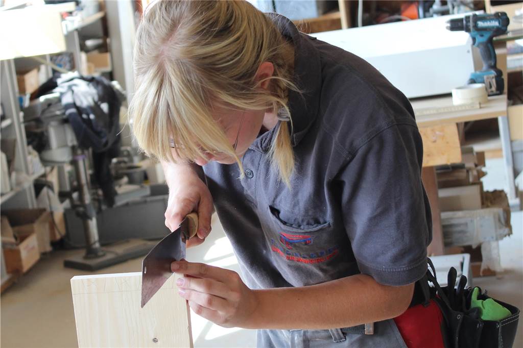 Angehende Experten für den Werkstoff Holz Beim Vorbereiten der Verzahnung ist Präzision gefragt.