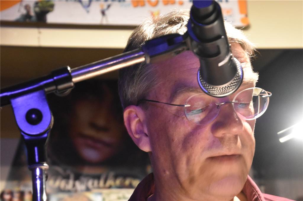 „Der Tote im Weinberg“: Autoren-Duo schafft bei Lesung besondere Atmosphäre Beim Vorlesen regte Dirk Husemann Gefühle und Sinne der Zuhörer an.