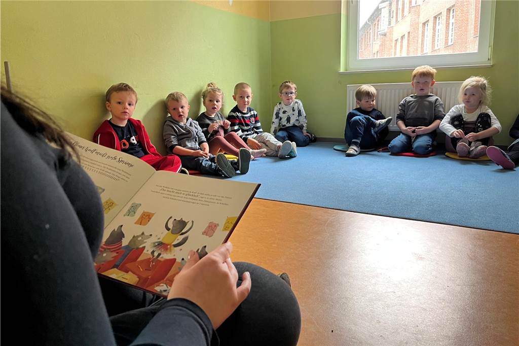 Alleskönner: Was Erzieher im Lummerland jeden Tag für Kinder leisten Die Kinder der Kita Lummerland in Ickern lauschen gebannt der kleinen Geschichte, die Aline Rozanski vorliest.