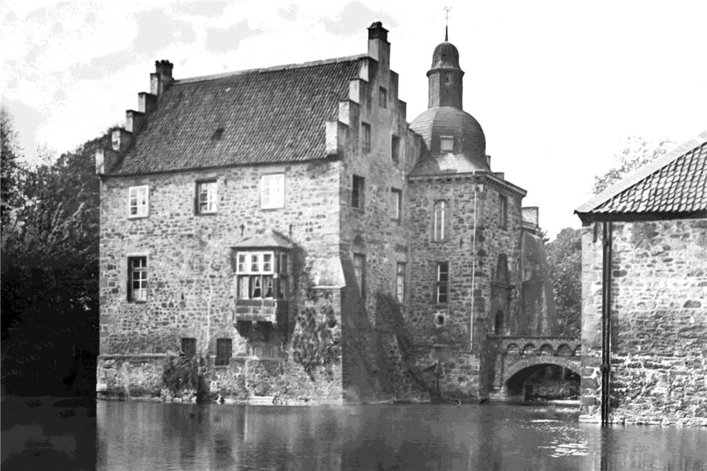 Westrich: Ein Kleinod des Westens mit sehr viel Grün und zu wenig Gastronomie Beim Wasserschloss Haus Dellwig streiten sich die Gelehrten, ob es überhaupt zu Westrich gehört oder doch zu Lütgendortmund. Erbaut wurde es im 13. Jahrhundert, hier ist das Haupthaus auf einer Abbildung um 1930 zu sehen.