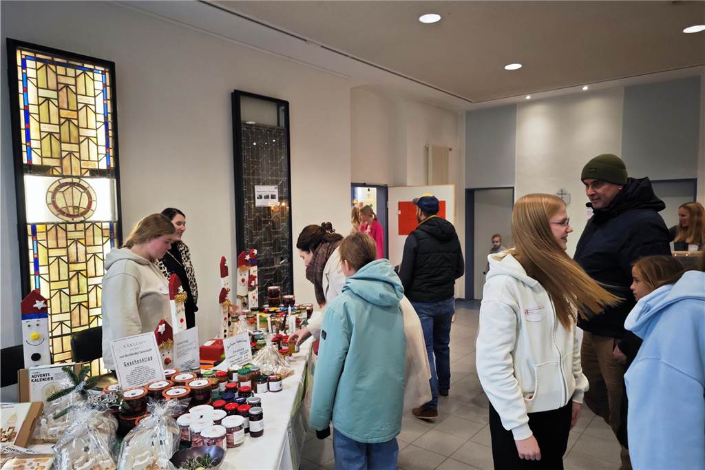 Viele Fotos : Basare an Canisiusschule und Berufskolleg Canisiusstift bestens besucht