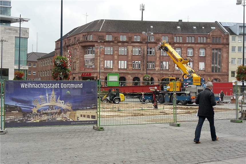 Trotz zweiter Corona-Welle: Aufbau von Dortmunds Riesen-Tanne hat begonnen Beim Weihnachtsmarkt zu Corona-Zeiten wird auf ein strenges Schutzkonzept gesetzt.