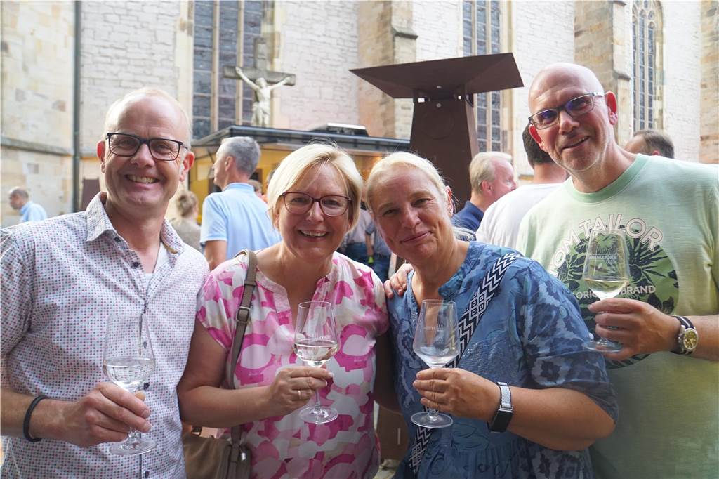 Beim Weinfest der CDU auf dem Kirchplatz St. Christophorus in Werne herrschte gute Stimmung.