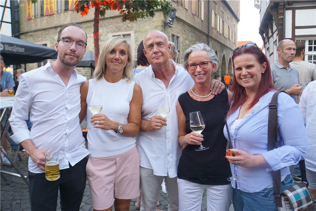 Beim Weinfest der CDU auf dem Kirchplatz St. Christophorus in Werne herrschte gute Stimmung.
