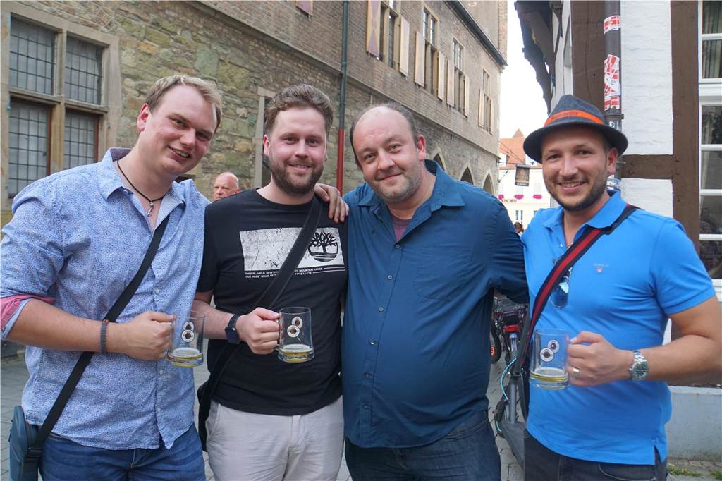 Beim Weinfest der CDU auf dem Kirchplatz St. Christophorus in Werne herrschte gute Stimmung.