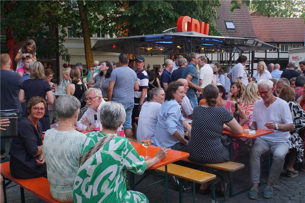 Beim Weinfest der CDU auf dem Kirchplatz St. Christophorus in Werne herrschte gute Stimmung.