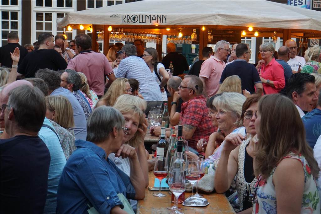 Beim Weinfest der CDU auf dem Kirchplatz St. Christophorus in Werne herrschte gute Stimmung.