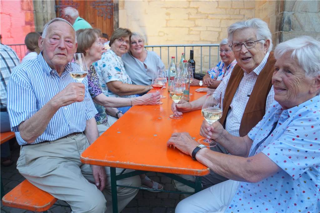 Beim Weinfest der CDU auf dem Kirchplatz St. Christophorus in Werne herrschte gute Stimmung.