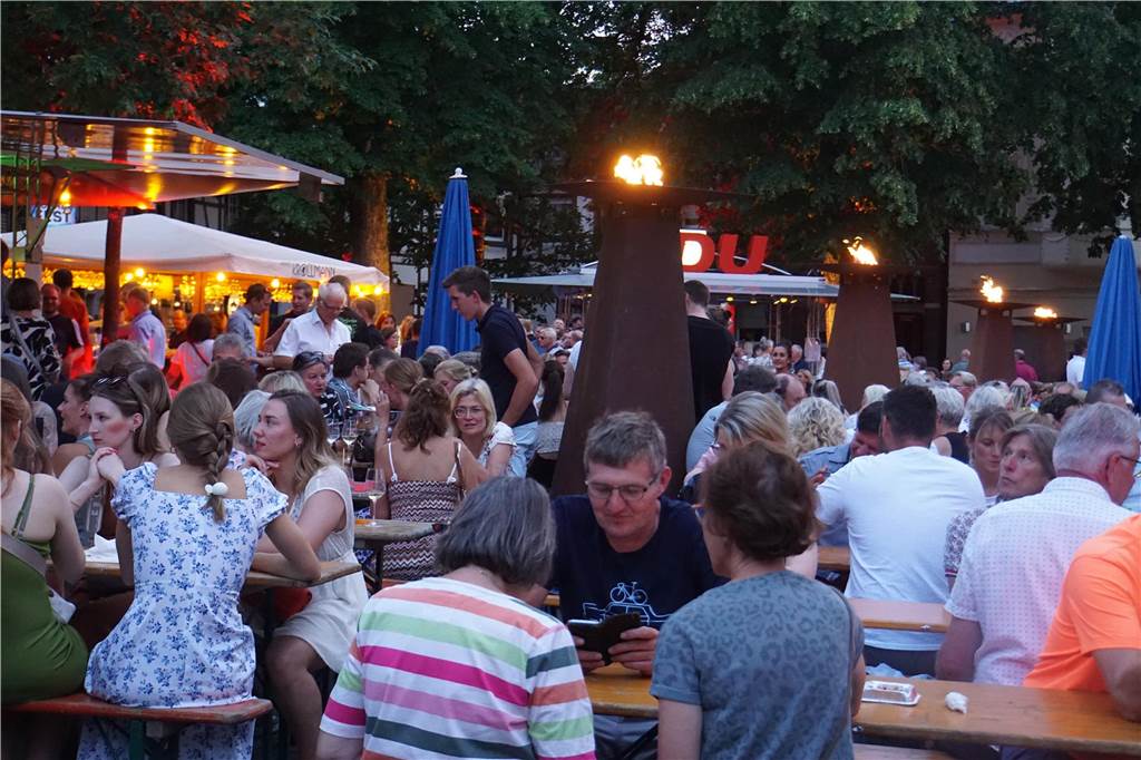 Beim Weinfest der CDU auf dem Kirchplatz St. Christophorus in Werne herrschte gute Stimmung.