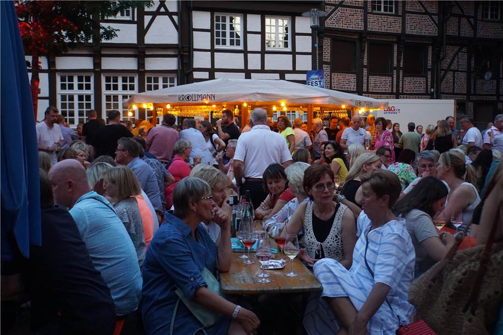 Beim Weinfest der CDU auf dem Kirchplatz St. Christophorus in Werne herrschte gute Stimmung.