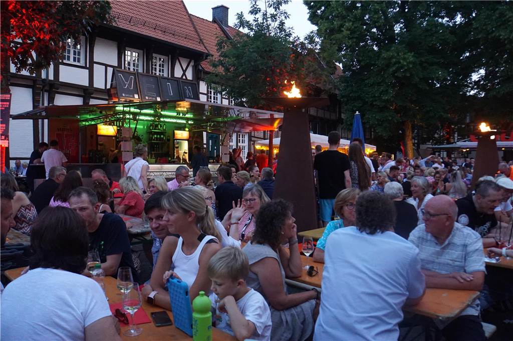 Beim Weinfest der CDU auf dem Kirchplatz St. Christophorus in Werne herrschte gute Stimmung.