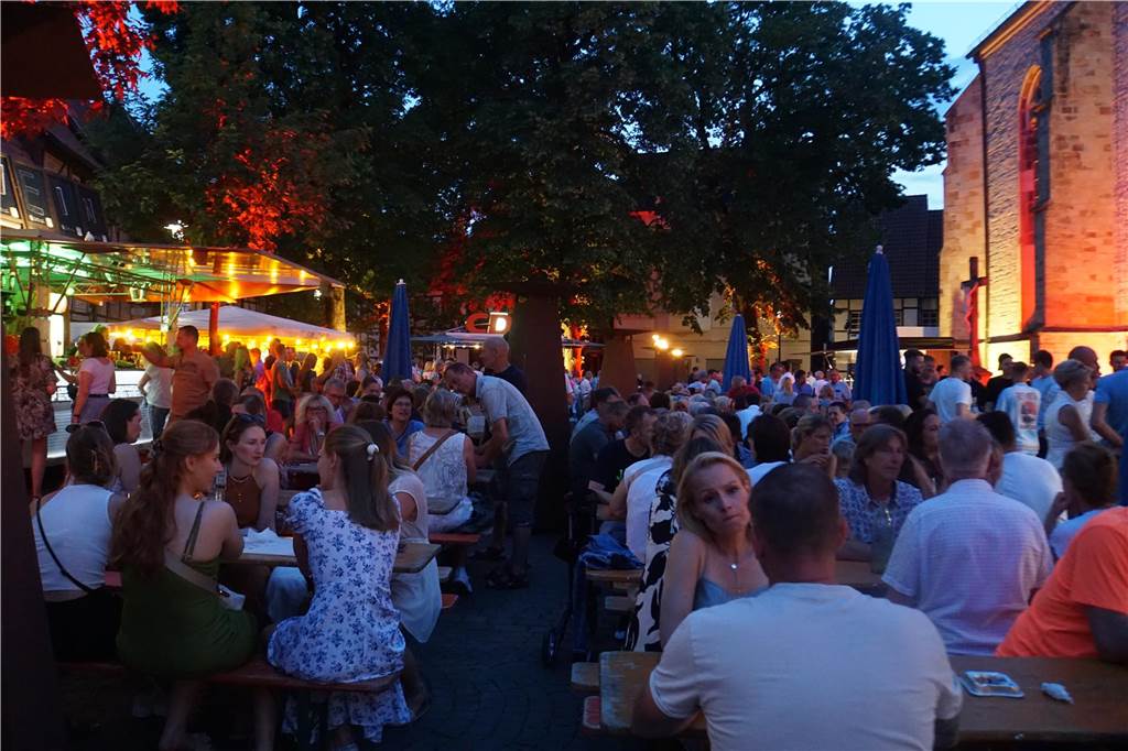 Beim Weinfest der CDU auf dem Kirchplatz St. Christophorus in Werne herrschte gute Stimmung.