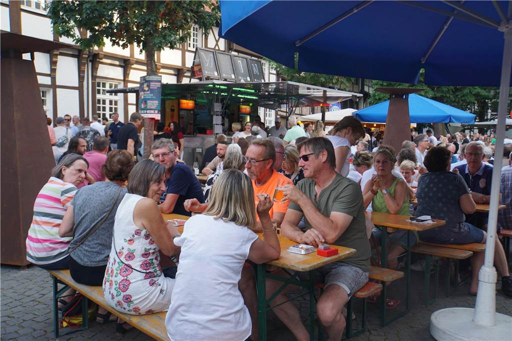 Beim Weinfest der CDU auf dem Kirchplatz St. Christophorus in Werne herrschte gute Stimmung.