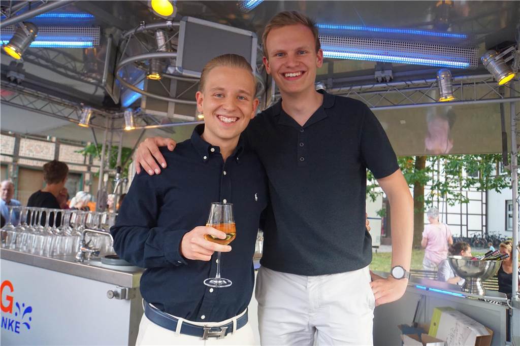 Beim Weinfest der CDU auf dem Kirchplatz St. Christophorus in Werne herrschte gute Stimmung.