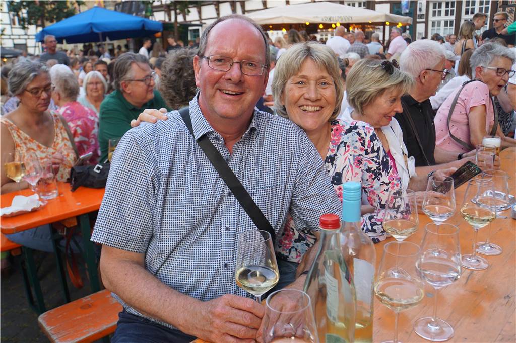 Beim Weinfest der CDU auf dem Kirchplatz St. Christophorus in Werne herrschte gute Stimmung.