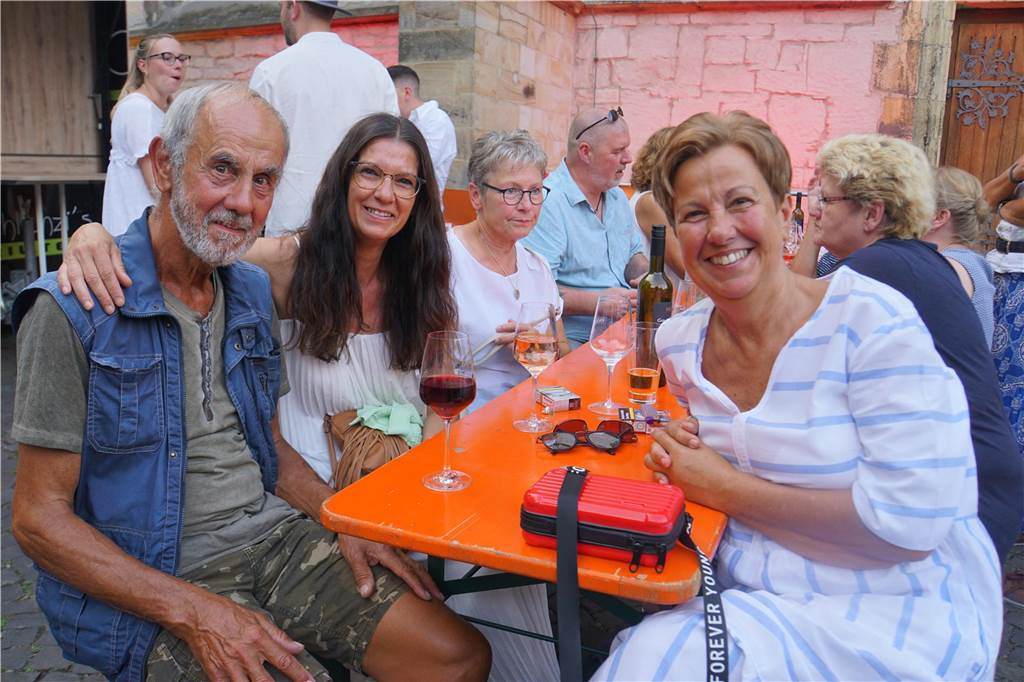Beim Weinfest der CDU auf dem Kirchplatz St. Christophorus in Werne herrschte gute Stimmung.