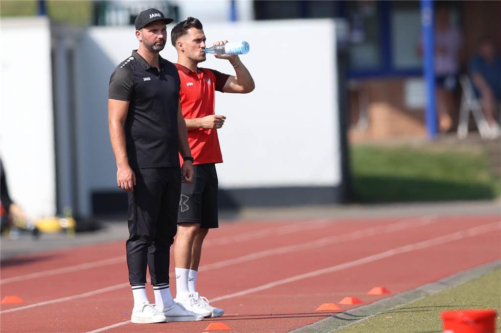Trainer von Herbern-Konkurrent hört im Sommer auf : Verein sucht zügig einen Nachfolger Sven Pahnreck und Sebastian Schnee stehen an der Seitenlinie.
