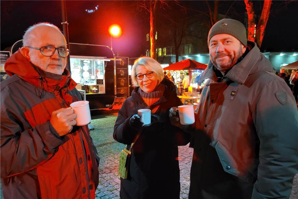 Viele Bilder: Ascheberg trifft sich lockt viele Menschen an: Auch der Nikolaus schaut vorbei Beim Winterspecial von Ascheberg trifft sich kamen viele Menschen auf dem Katharinenplatz zusammen.