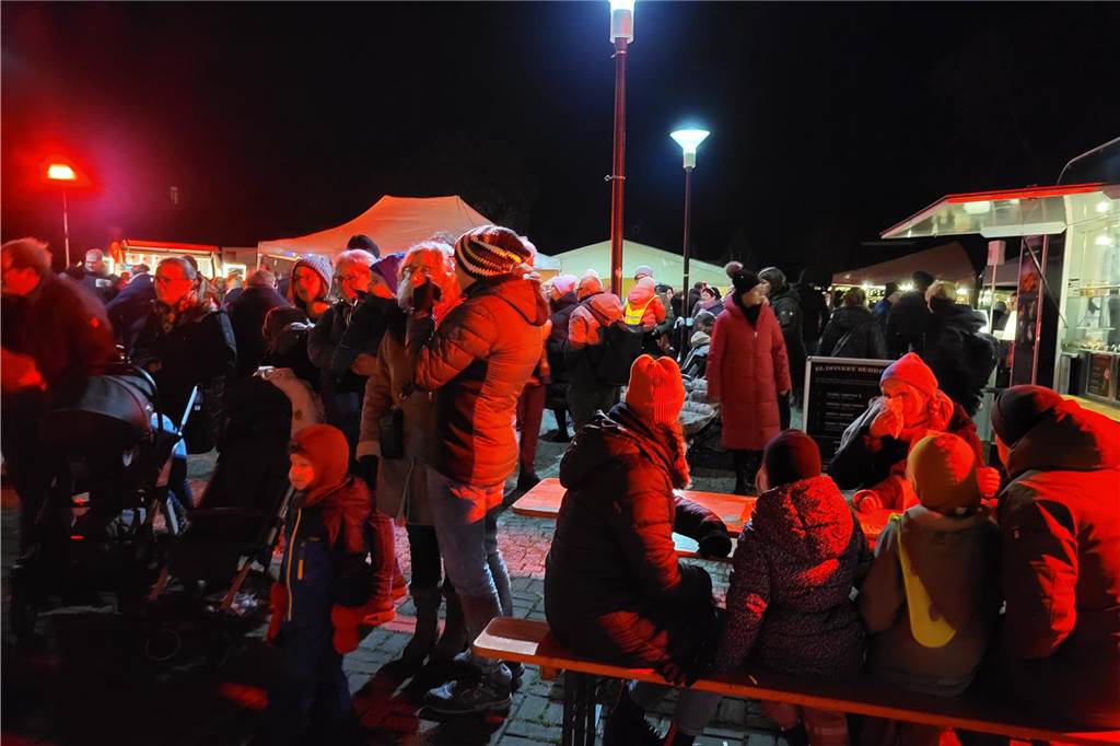 Beim Winterspecial von Ascheberg trifft sich kamen viele Menschen auf dem Katharinenplatz zusammen.