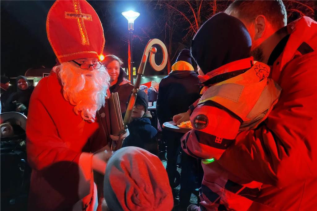Beim Winterspecial von Ascheberg trifft sich kamen viele Menschen auf dem Katharinenplatz zusammen.
