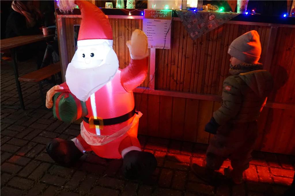 Beim Winterspecial von Ascheberg trifft sich kamen viele Menschen auf dem Katharinenplatz zusammen.