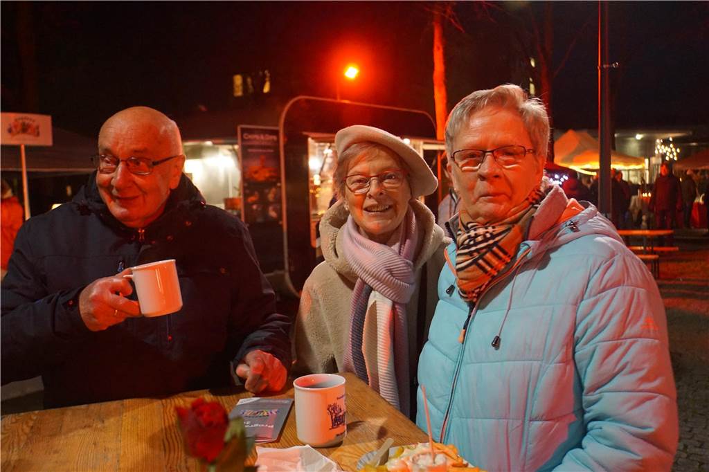 Beim Winterspecial von Ascheberg trifft sich kamen viele Menschen auf dem Katharinenplatz zusammen.