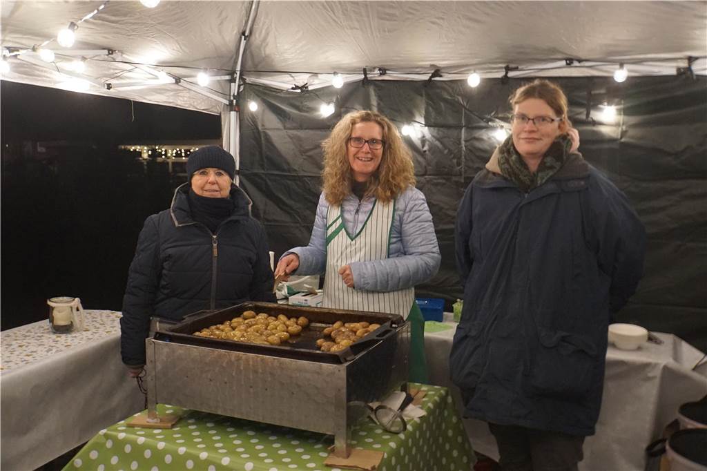 Beim Winterspecial von Ascheberg trifft sich kamen viele Menschen auf dem Katharinenplatz zusammen.