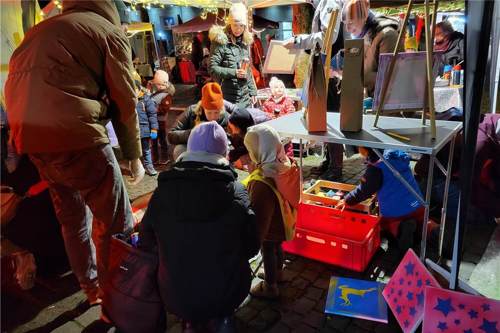 Beim Winterspecial von Ascheberg trifft sich kamen viele Menschen auf dem Katharinenplatz zusammen.