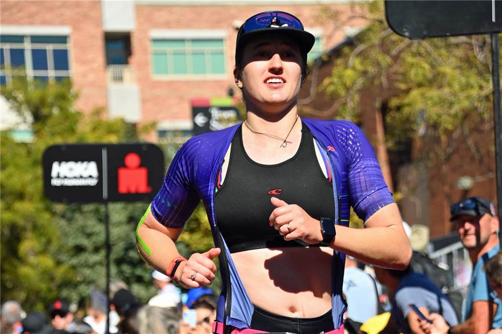 Weltmeisterin aus Vreden: Lina Völker gewinnt über die Ironman-Halbdistanz Beim Zieleinlauf war klar: Lina Völker ist neue Weltmeisterin in ihrer Altersklasse.