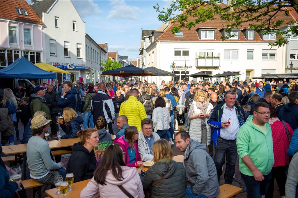 Beim zweiten Halterner Feierabendmarkt in Haltern am Mittwochabend (17. Mai) war es rappelvoll. Die Stimmung war bestens.