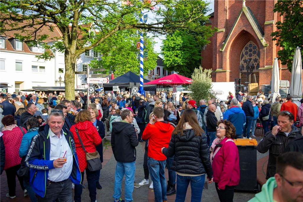 Beim zweiten Halterner Feierabendmarkt in Haltern am Mittwochabend (17. Mai) war es rappelvoll. Die Stimmung war bestens.