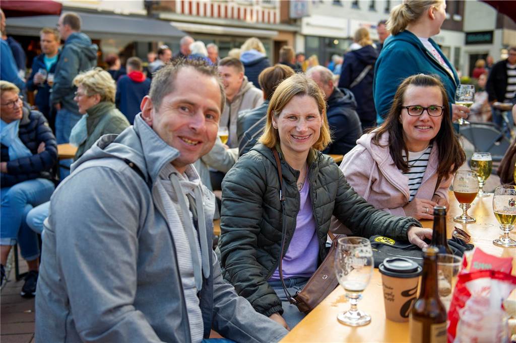 Beim zweiten Halterner Feierabendmarkt in Haltern am Mittwochabend (17. Mai) war es rappelvoll. Die Stimmung war bestens.
