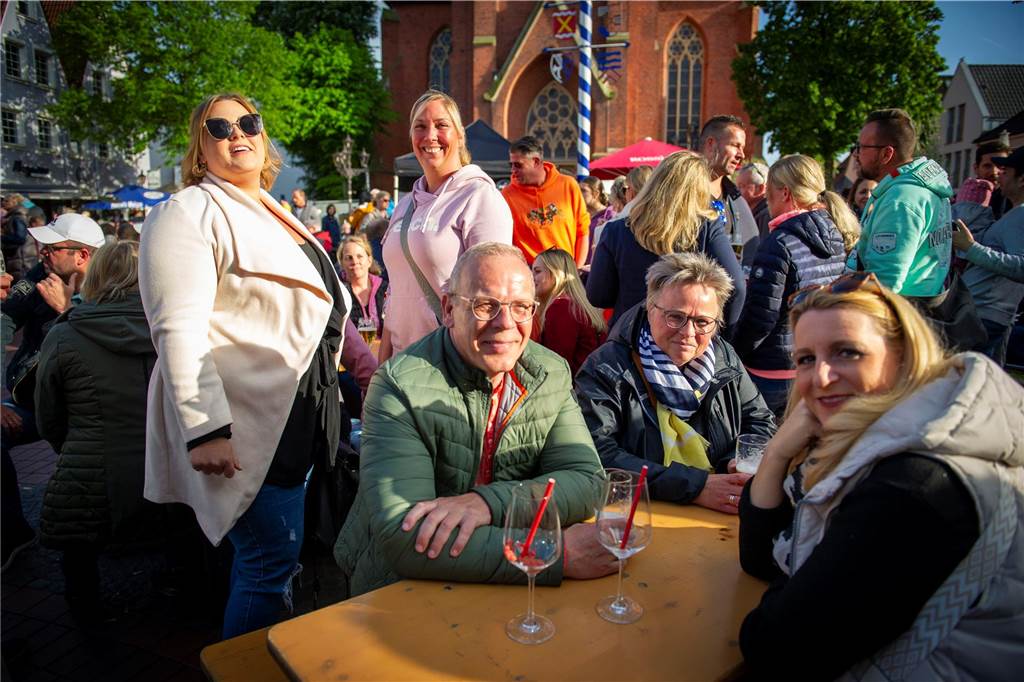 Beim zweiten Halterner Feierabendmarkt in Haltern am Mittwochabend (17. Mai) war es rappelvoll. Die Stimmung war bestens.