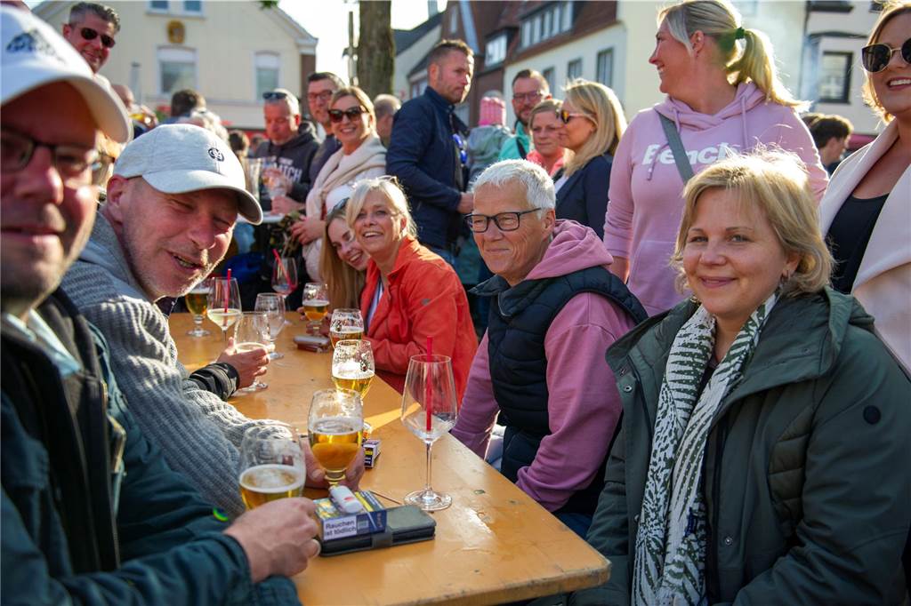 Beim zweiten Halterner Feierabendmarkt in Haltern am Mittwochabend (17. Mai) war es rappelvoll. Die Stimmung war bestens.