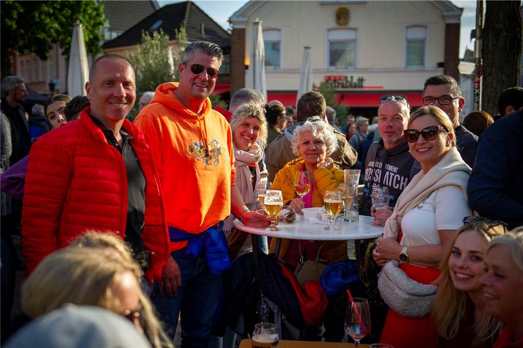 Beim zweiten Halterner Feierabendmarkt in Haltern am Mittwochabend (17. Mai) war es rappelvoll. Die Stimmung war bestens.