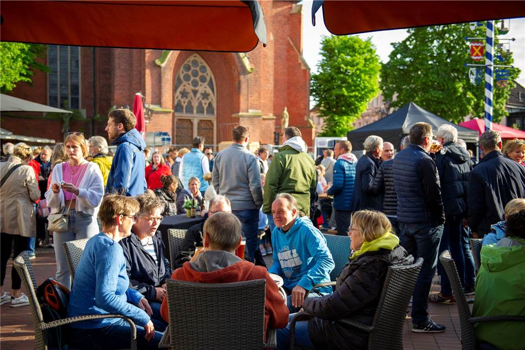 Beim zweiten Halterner Feierabendmarkt in Haltern am Mittwochabend (17. Mai) war es rappelvoll. Die Stimmung war bestens.