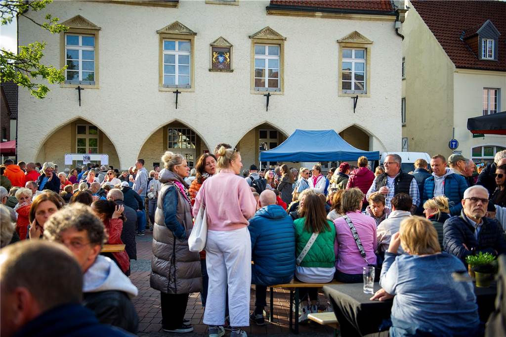 Beim zweiten Halterner Feierabendmarkt in Haltern am Mittwochabend (17. Mai) war es rappelvoll. Die Stimmung war bestens.