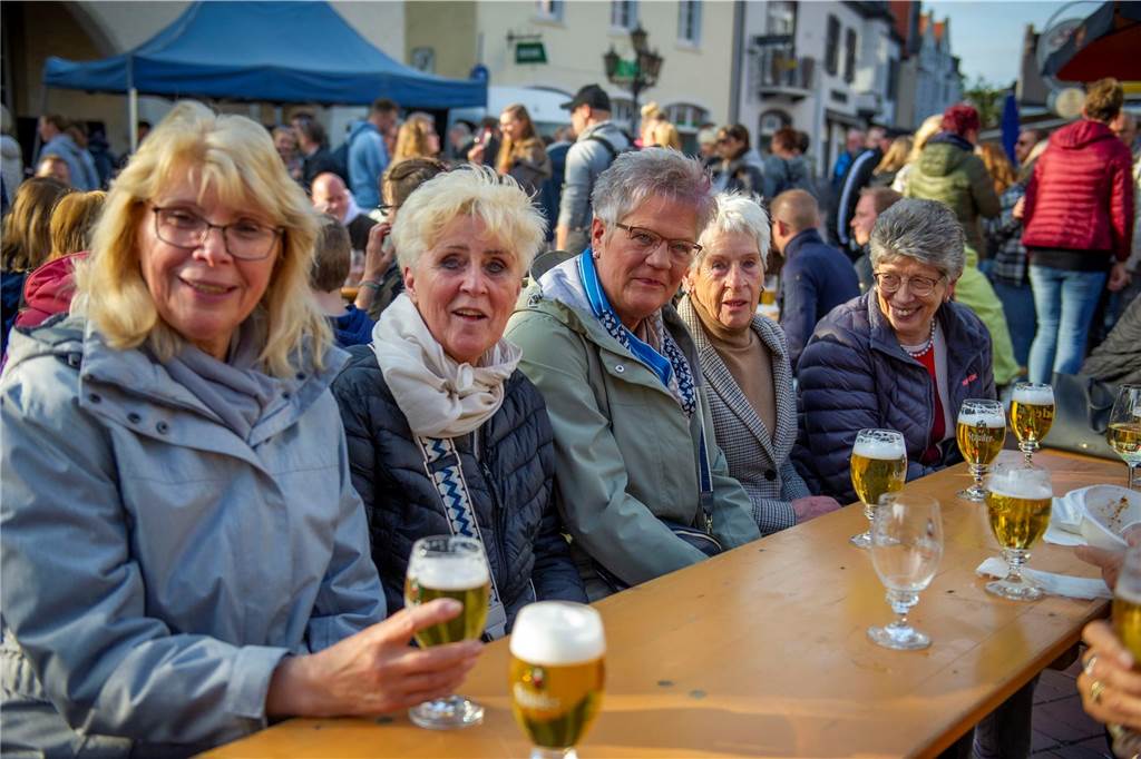 Beim zweiten Halterner Feierabendmarkt in Haltern am Mittwochabend (17. Mai) war es rappelvoll. Die Stimmung war bestens.