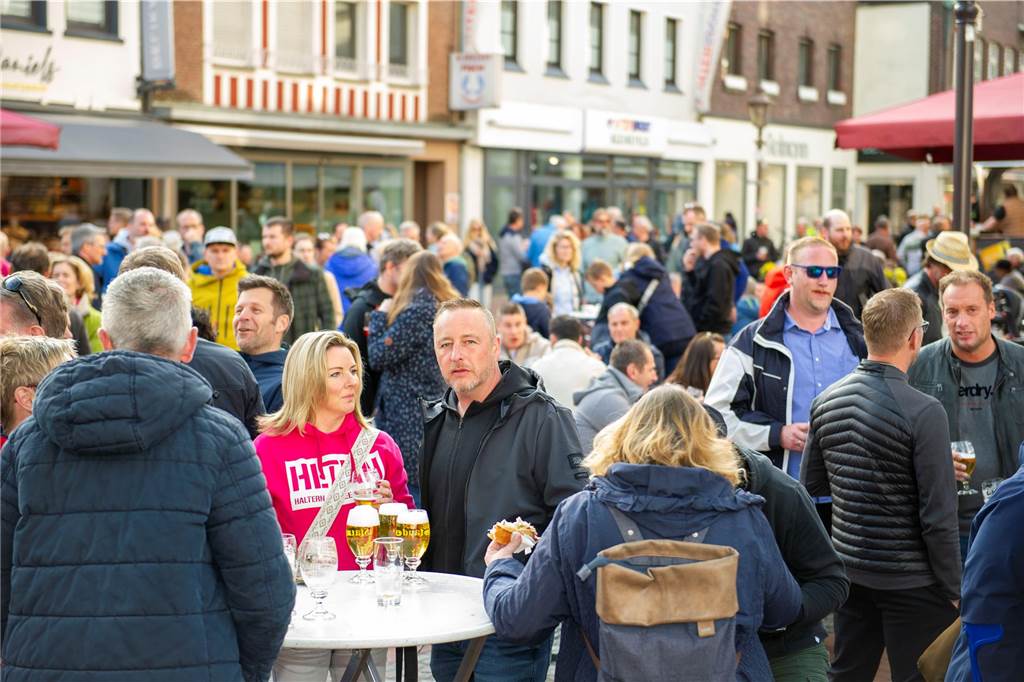 Beim zweiten Halterner Feierabendmarkt in Haltern am Mittwochabend (17. Mai) war es rappelvoll. Die Stimmung war bestens.