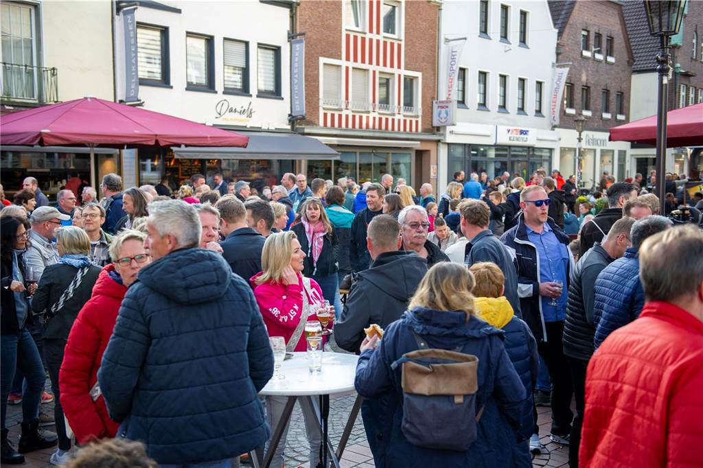 Beim zweiten Halterner Feierabendmarkt in Haltern am Mittwochabend (17. Mai) war es rappelvoll. Die Stimmung war bestens.