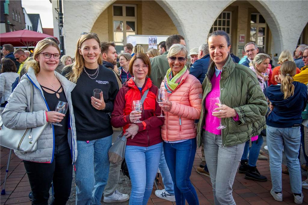 Beim zweiten Halterner Feierabendmarkt in Haltern am Mittwochabend (17. Mai) war es rappelvoll. Die Stimmung war bestens.