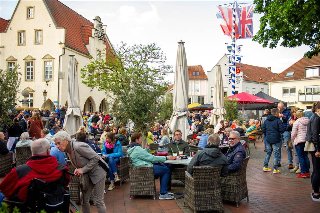Beim zweiten Halterner Feierabendmarkt in Haltern am Mittwochabend (17. Mai) war es rappelvoll. Die Stimmung war bestens.