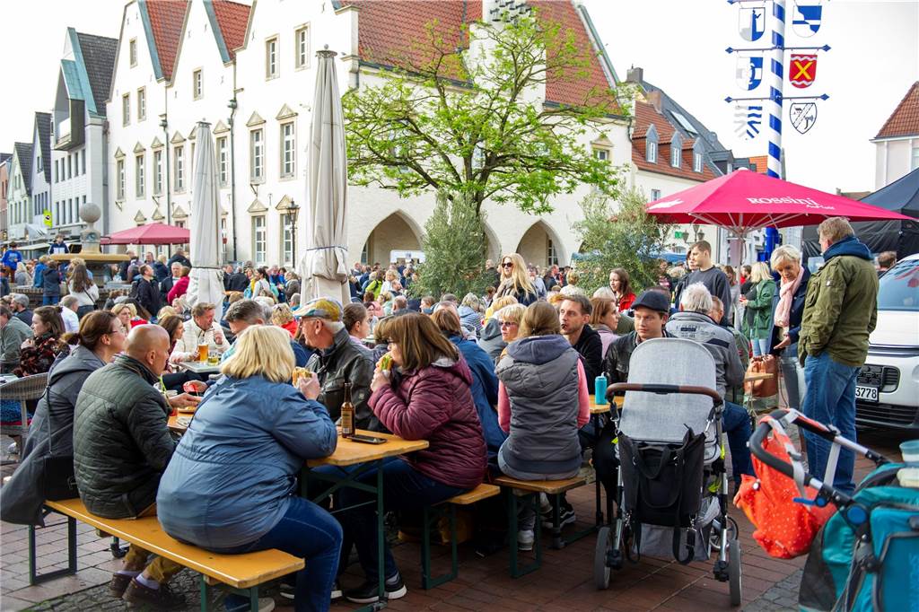 Beim zweiten Halterner Feierabendmarkt in Haltern am Mittwochabend (17. Mai) war es rappelvoll. Die Stimmung war bestens.