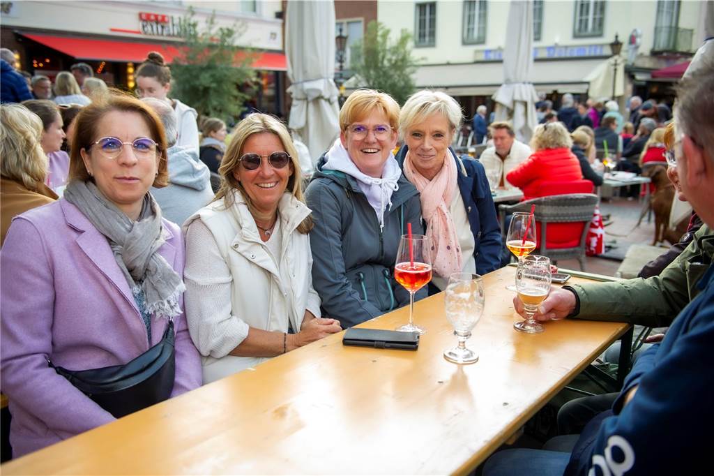Beim zweiten Halterner Feierabendmarkt in Haltern am Mittwochabend (17. Mai) war es rappelvoll. Die Stimmung war bestens.