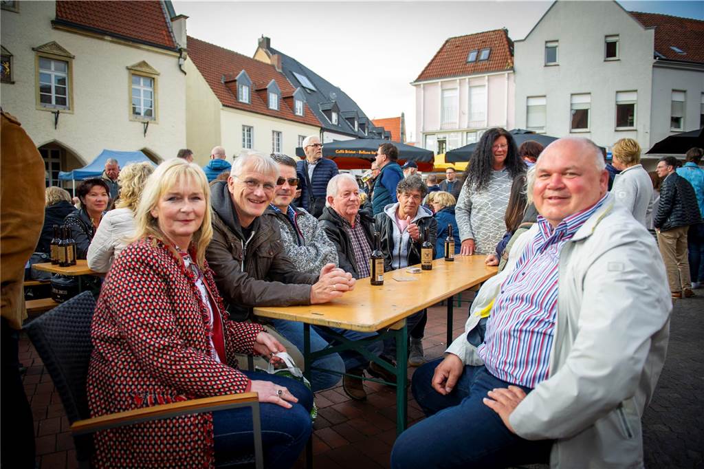Beim zweiten Halterner Feierabendmarkt in Haltern am Mittwochabend (17. Mai) war es rappelvoll. Die Stimmung war bestens.