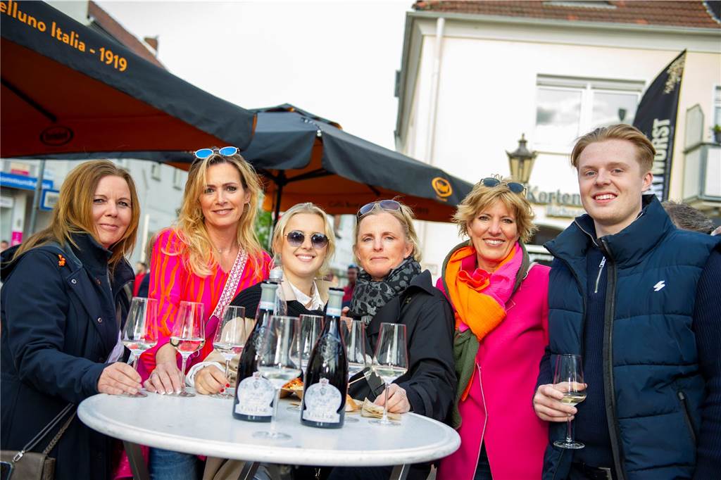 Beim zweiten Halterner Feierabendmarkt in Haltern am Mittwochabend (17. Mai) war es rappelvoll. Die Stimmung war bestens.