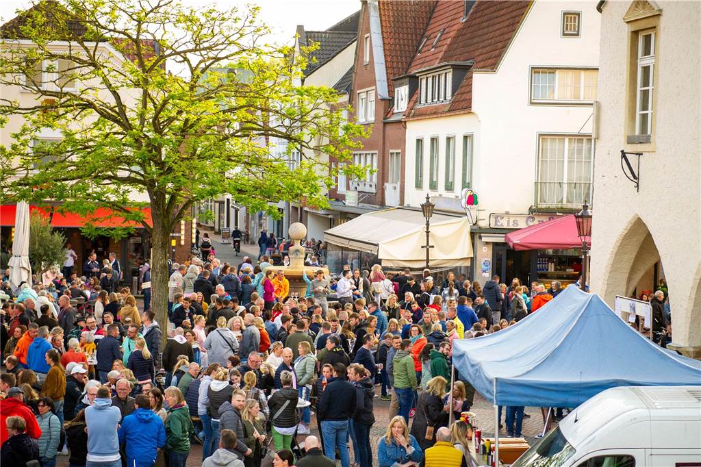 Beim zweiten Halterner Feierabendmarkt in Haltern am Mittwochabend (17. Mai) war es rappelvoll. Die Stimmung war bestens.