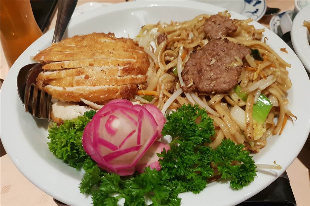 Das China-Restaurant Jade überzeugt mit knuspriger Ente, Erdnuss-Soßen und gebackenem Eis Beim zweiten Hauptgang gibt es gebackenes Hähnchen mit süß-saurer-Soße und gebratene Nudeln mit Rindfleisch.