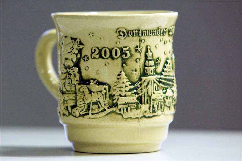 Beinahe historisch anmutend kam die 2005er Weihnachtstasse daher - mit ausgeprägtem Relief.