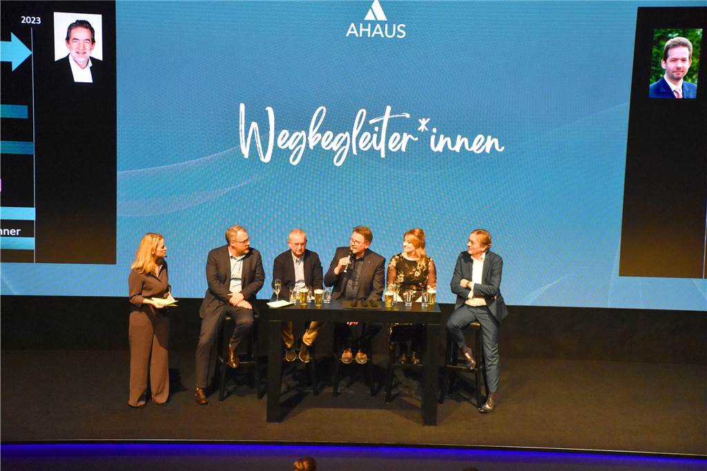 „Das war’s“: Hans-Georg Althoff feiert rauschenden Abschied von Ahaus Beispielhaft für ungezählte Weggefährten hatten Thomas Hammwöhner, Bertold Büter, Dr. Georg Grüber, Melanie Ikemann und Karlheinz Siekhaus von ihrer Zusammenarbeit mit dem scheidenden Ersten Beigeordneten berichtet.
